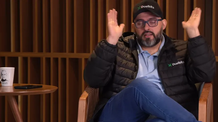 Jugador comparando el RTP de varias tragamonedas antes de elegir